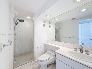 Gorgeous 2 Bedroom + Den (can be enclosed as a 3rd bedroom) / 2