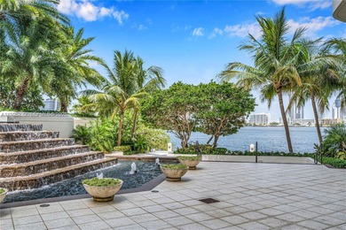 Gorgeous 2 Bedroom + Den (can be enclosed as a 3rd bedroom) / 2