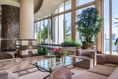 Gorgeous 2 Bedroom + Den (can be enclosed as a 3rd bedroom) / 2