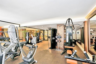 Gorgeous 2 Bedroom + Den (can be enclosed as a 3rd bedroom) / 2