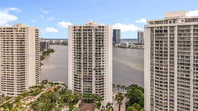 Gorgeous 2 Bedroom + Den (can be enclosed as a 3rd bedroom) / 2