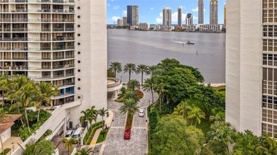 Gorgeous 2 Bedroom + Den (can be enclosed as a 3rd bedroom) / 2