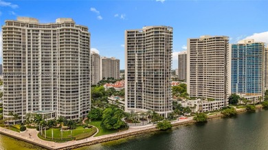 Gorgeous 2 Bedroom + Den (can be enclosed as a 3rd bedroom) / 2