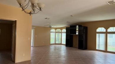 Welcome to the Savanna Club in Port St. Lucie. This unique - photo 5
