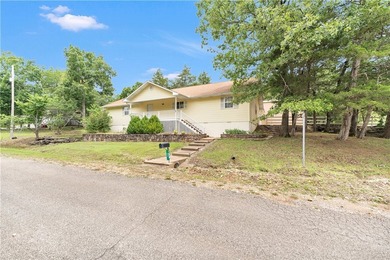 Enjoy the Holiday Island lifestyle just minutes from Table Rock - photo 3
