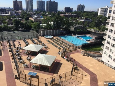 High floor 2BR/2Bath condo with a wonderful NYC skyline view