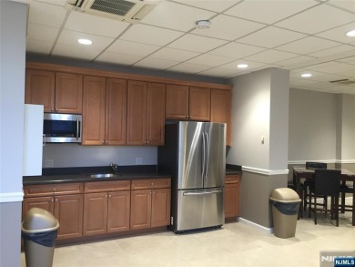 High floor 2BR/2Bath condo with a wonderful NYC skyline view