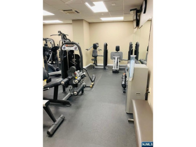 High floor 2BR/2Bath condo with a wonderful NYC skyline view