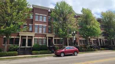 Lake Townhome/Townhouse For Sale in Elgin, Illinois