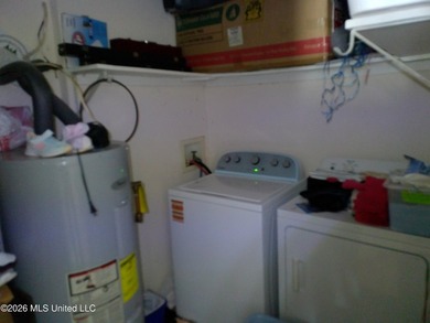 Investment or owner occupied, corner lot, 3bdrm 2bath home with - photo 5