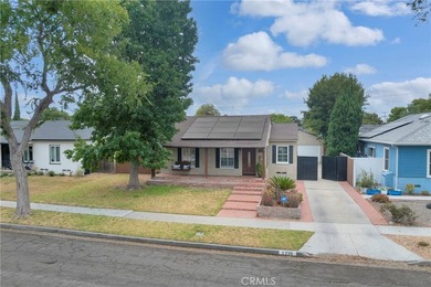 Welcome home to this charming 3-bedroom, 2-bath Artcraft Manor - photo 4