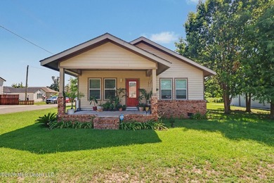 Adorable cottage near the beach with great potential!! Property - photo 1