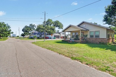 Adorable cottage near the beach with great potential!! Property - photo 2