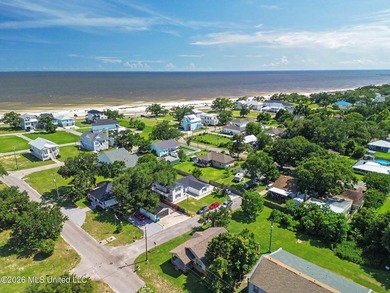 Adorable cottage near the beach with great potential!! Property - photo 3