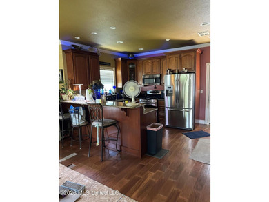 Adorable cottage near the beach with great potential!! Property - photo 4