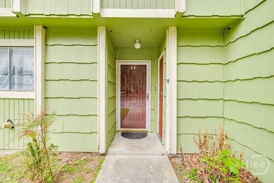 Beautiful 3-bedroom, 2.5-bath townhome with a modern kitchen - photo 4