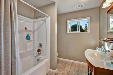 Pride of ownership located in Redwood City, this cozy 2-bedroom - photo 21
