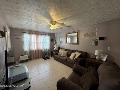 Cute 3 Bedrooms 2 Baths Brick and Concrete Block Home, screened - photo 3