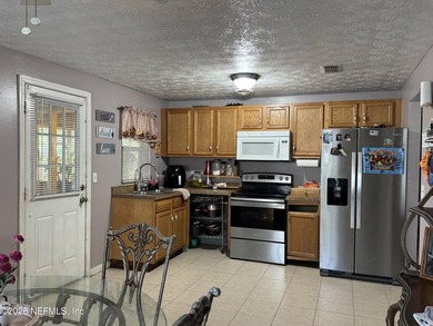 Cute 3 Bedrooms 2 Baths Brick and Concrete Block Home, screened - photo 4