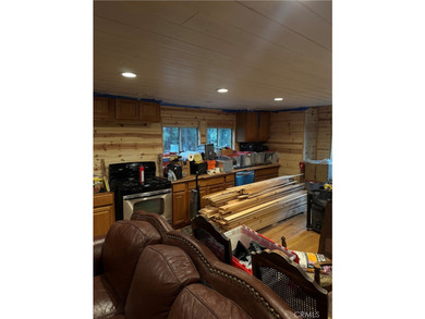 Extensively renovated 2-bedroom Moonridge cabin situated on two - photo 10
