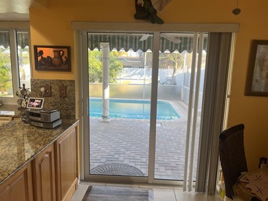 Spacious well maintained 3 bedroom, 2 bathroom single family - photo 11