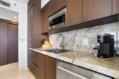 Rarely available Suite D penthouse on the 26th floor with - photo 10