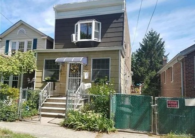 Well-maintained single-family home in the Bronx with R4 zoning - photo 1