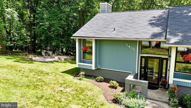 Beautiful, custom-built split foyer home situated on over an - photo 33