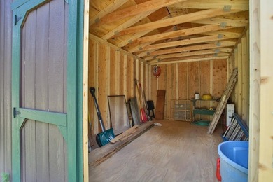 Classic 2BR/1BA mountain cabin on a peaceful 0.31-acre lot - photo 25