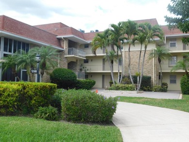 Beautifully updated third floor condo in the heart of Palm Beach - photo 1