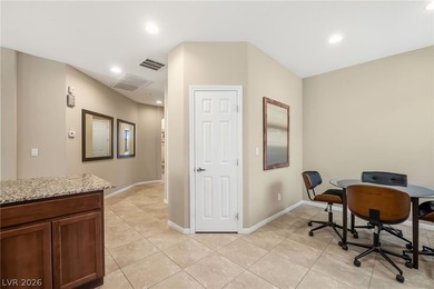Exquisite Turnkey Retreat - Fully Furnished! This stunning - photo 14