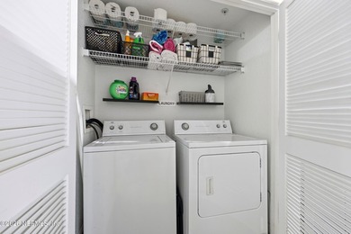 Beautifully updated 2 bedroom, 1 bath two-story corner unit - photo 20