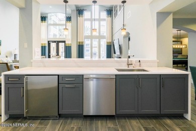 Beautifully updated 2 bedroom, 1 bath two-story corner unit - photo 30