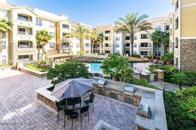 Beautifully updated 2 bedroom, 1 bath two-story corner unit - photo 34