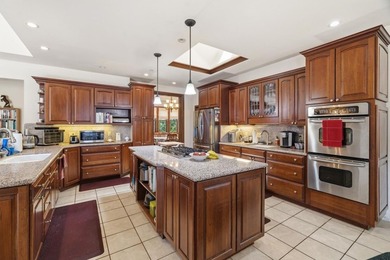 First time on the market, this bespoke 3 bed/3.5 bath modern - photo 5