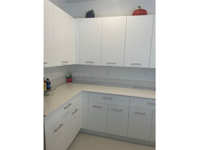 Prime property. Prime location. Huge 3-bedroom 2.5 bathroom - photo 3