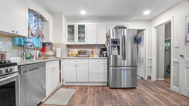 Welcome home! Discover the perfect Blend of space, comfort, and - photo 5