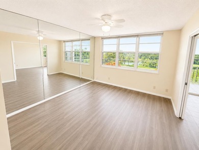Welcome to this bright and spacious 3-bedroom, 2.5-bath unit - photo 7
