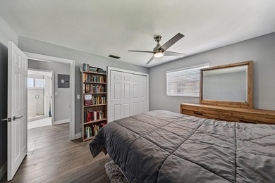Beautifully updated 2-bedroom, 2-bath home with a versatile - photo 6