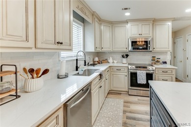 Beautifully updated 5 bedroom, 3.5 bath home with approx 3 - photo 18