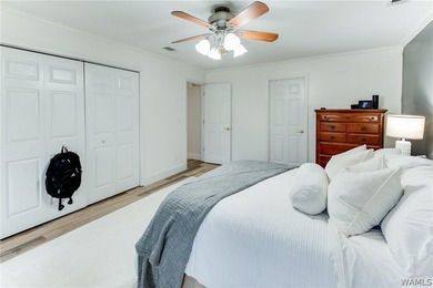 Beautifully updated 5 bedroom, 3.5 bath home with approx 3 - photo 24