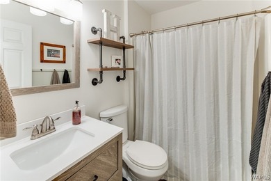 Beautifully updated 5 bedroom, 3.5 bath home with approx 3 - photo 31