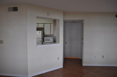 Private location. Spacious 2/2 on first-floor corner unit over - photo 4