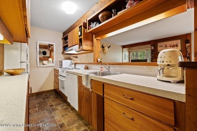 This well-appointed ground-floor unit in the Cottonwoods offers - photo 5