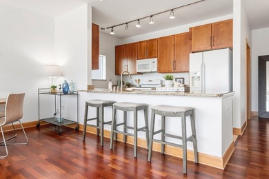 Floor-to-ceiling windows frame the spectacular 270 city views - photo 12