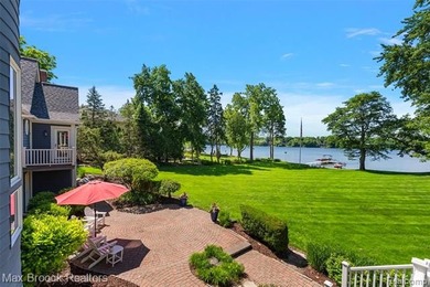 Absolutely stunning waterfront home on Upper Straits Lake - photo 2