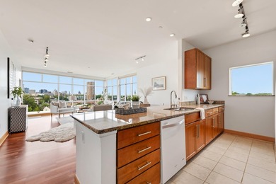 Floor-to-ceiling windows frame the spectacular 270 city views - photo 14