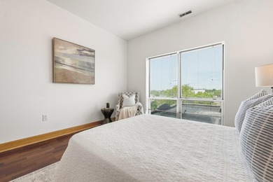 Floor-to-ceiling windows frame the spectacular 270 city views - photo 25