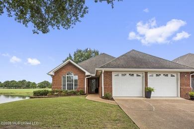 Move-in ready and absolutely immaculate. This charming 2-bedroom - photo 1