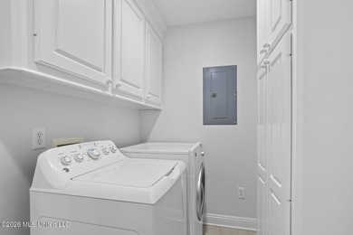 Move-in ready and absolutely immaculate. This charming 2-bedroom - photo 7